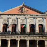Il prospetto neoclassico si innesta su due diversi ordini: quello inferiore � costituto da quattro colonne doriche scanalate e due pilastri laterali, mentre quello superiore � caratterizzato da un loggiato con colonne ioniche su cui poggia un timpano triangolare